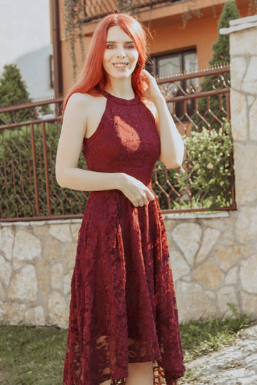 Vestido assimétrico de renda borgonha